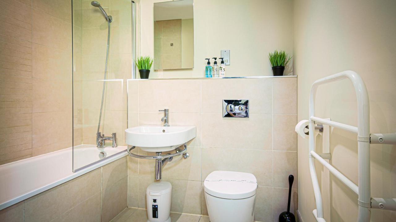 Superb City Center 1 Or 2 Bedroom Apts King Bed Southampton Esterno foto