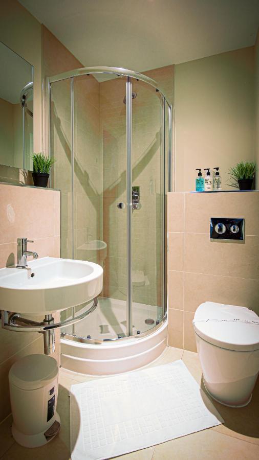 Superb City Center 1 Or 2 Bedroom Apts King Bed Southampton Esterno foto